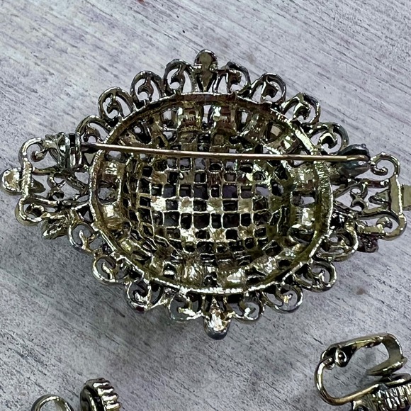 Vintage Style Fuchsia Purple Rhinestone Brooch and Clip On Earring Set Gold Tone - Picture 6 of 9